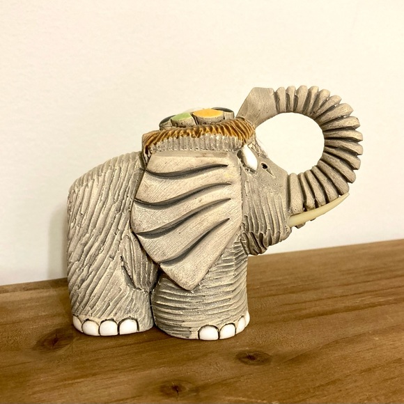 Artesania Rinconada Elephant Figurine, Made in Uruguay, Hand Carved & Painted - Picture 3 of 7